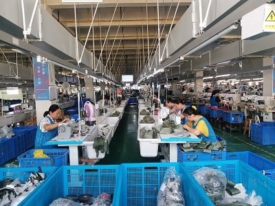 先進的現(xiàn)代化帽廠如普帽業(yè)